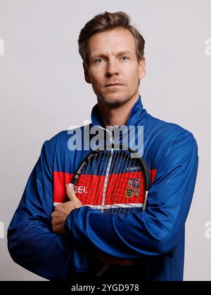 Tomas Berdych, nicht spielender Kapitän der tschechischen Tennisnationalmannschaft posiert für Fotografen in Prag, Tschechische Republik Prag, 7. November 2024. (CTK P Stockfoto