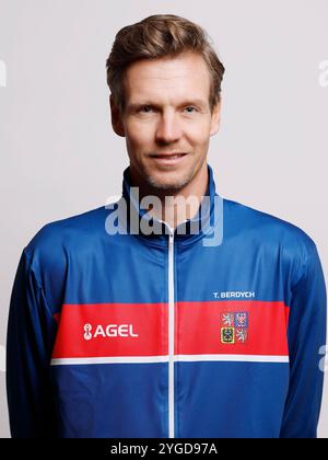 Tomas Berdych, nicht spielender Kapitän der tschechischen Tennisnationalmannschaft posiert für Fotografen in Prag, Tschechische Republik Prag, 7. November 2024. (CTK P Stockfoto