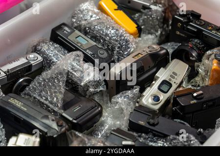 Eine Nahaufnahme verschiedener Modelle von Vintage-Kameras, die auf dem Green Vintage Market in Ratchayothin, Bangkok, verkauft werden. Der Green Vintage Market in Ratchayothin, Bangkok, ist ein Outdoor-Markt, der für seine eklektische Mischung aus Vintage-Waren und Kunsthandwerk bekannt ist. Mit seiner Bohème-Atmosphäre bietet der Markt auch einen Bereich, der auf Vintage- und Sammlerspielzeug spezialisiert ist, wo Spielzeugsammler und -Enthusiasten seltene Actionfiguren, Modellautos, klassische Puppen, Anime-Figuren und andere nostalgische Schätze finden können. (Foto: Nathalie Jamois/SOPA Images/SIPA USA) Stockfoto