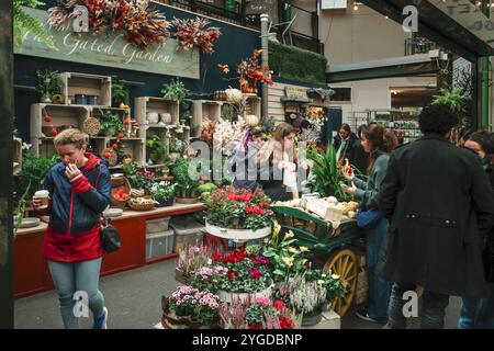 The Gated Garden, ein Blumenstand auf dem historischen Borough Market in Southwark in London, Großbritannien in Europa. Stockfoto