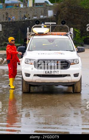 Ein RNLI-Rettungsschwimmer und sein Rettungsfahrzeug parkten am Towan Beach in Newquay in Cornwall, Großbritannien. Stockfoto