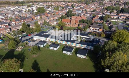 Luftbild des Dorfes Moorends im Nordosten des Metropolitan Borough of Doncaster, South Yorkshire, das ein britisches Schulgebäude zeigt Stockfoto