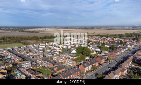 Drohnenfoto des Dorfes Moorends im Nordosten des Metropolitan Borough of Doncaster, South Yorkshire, zeigt Wohnhäuser Stockfoto