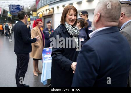 Manchester, Großbritannien. November 2024. Image © lizenziert für Parsons Media. 07/11/2024. Manchester, Großbritannien. Rachel Reeves Railways Ankündigung. Die Finanzkanzlerin Rachel Reeves besucht gemeinsam mit Verkehrsministerin Louise Haigh und dem Bürgermeister von Greater Manchester Andy Burnham Mohnverkäufer an der Manchester Piccadilly Station. Der Kanzler wird zum Bahnhof Stalybridge reisen, um die Entwicklung der Transpeniner Eisenbahnstrecke bekannt zu geben. Manchester Piccadilly. Foto von Parsons Media Credit: andrew parsons/Alamy Live News Stockfoto