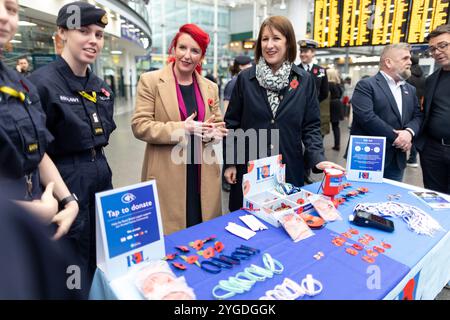 Manchester, Großbritannien. November 2024. Image © lizenziert für Parsons Media. 07/11/2024. Manchester, Großbritannien. Rachel Reeves Railways Ankündigung. Die Finanzkanzlerin Rachel Reeves besucht gemeinsam mit Verkehrsministerin Louise Haigh und dem Bürgermeister von Greater Manchester Andy Burnham Mohnverkäufer an der Manchester Piccadilly Station. Der Kanzler wird zum Bahnhof Stalybridge reisen, um die Entwicklung der Transpeniner Eisenbahnstrecke bekannt zu geben. Manchester Piccadilly. Foto von Parsons Media Credit: andrew parsons/Alamy Live News Stockfoto