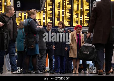 Manchester, Großbritannien. November 2024. Image © lizenziert für Parsons Media. 07/11/2024. Manchester, Großbritannien. Rachel Reeves Railways Ankündigung. Die Finanzkanzlerin Rachel Reeves besucht gemeinsam mit Verkehrsministerin Louise Haigh und dem Bürgermeister von Greater Manchester Andy Burnham Mohnverkäufer an der Manchester Piccadilly Station. Der Kanzler wird zum Bahnhof Stalybridge reisen, um die Entwicklung der Transpeniner Eisenbahnstrecke bekannt zu geben. Manchester Piccadilly. Foto von Parsons Media Credit: andrew parsons/Alamy Live News Stockfoto