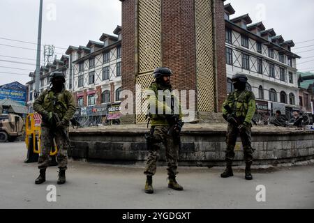 Indische paramilitärische Truppen sind am 18. Januar 2022 in Srinagar in Kaschmir in Alarmbereitschaft. Die Behörden haben die Sicherheit im Kaschmir-Tal vor dem Tag der indischen republik erhöht. Stockfoto