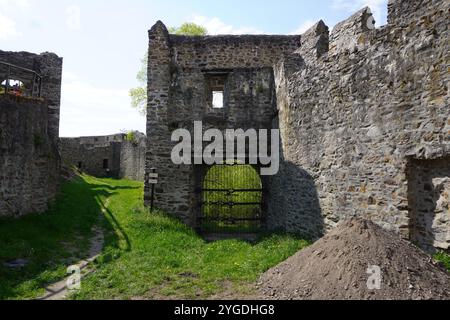 Die Ruinen einer alten mittelalterlichen Burg in der Tschechischen Republik. Umgeben von Grün und zerklüfteten Landschaften, verfügt die historische Stätte über Steinmauern. Stockfoto