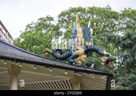 Nahaufnahme einer Gold-blau-rot bemalten Drachenstatue, einer historischen großen Pagode, königlichen Botanischen Gärten (Kew Gardens), UNESCO-Weltkulturerbe, Kew, Greate Stockfoto
