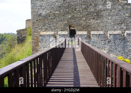 Die Ruinen einer alten mittelalterlichen Burg in der Tschechischen Republik. Umgeben von Grün und zerklüfteten Landschaften, verfügt die historische Stätte über Steinmauern. Stockfoto