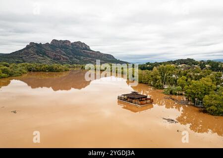 Bar L'Lot in Roquebrune Sur Argens, umgeben von Wasser. Südostfrankreich nach starkem Regen, Oktober 2024. Stockfoto