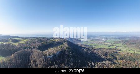 Luftaufnahme, Panorama des Raichbergplateaus auf dem Albtrauf und des Zeugenbergs dahinter mit Schloss Hohenzollern bei Hechingen, links Stockfoto