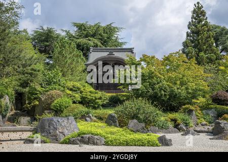 Holzgebäude in japanischen Gärten, japanisches Tor oder japanisches Tor, königliche Botanische Gärten (Kew Gardens), UNESCO-Weltkulturerbe, Kew, Great Stockfoto