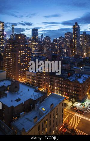 Manhattan in der blauen Stunde - Blick von der Upper East Side in Richtung Südwesten Stockfoto