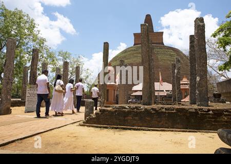 Sri-lankische Pilger in der Abhayagiri Stupa in der heiligen Stadt Anuradhapura, Nordprovinz, Sri Lanka, Asien Stockfoto