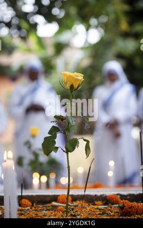 Nonnen beten am Grab während der Tagesbeobachtung All Sels am 2. November 2024 in Guwahati, Indien. All Souls' Day ist ein christlicher Feiertag Stockfoto