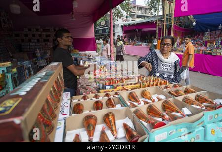 Die Menschen kaufen Feuerwerkskörper auf einem Markt am Vorabend des Lichterfestes Diwali in Guwahati, Indien, am 30. Oktober 2024. Diwali, auch bekannt als Stockfoto