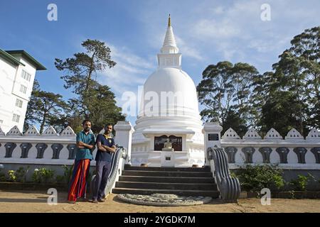 Sri-lankische Männer in der Chayathi Stupa im Tempel des Internationalen Buddhistischen Zentrums, Nuwara Eliya, Zentralprovinz, Sri Lanka, Asien Stockfoto