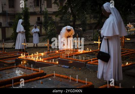 Nonnen beten am Grab während der Tagesbeobachtung All Sels am 2. November 2024 in Guwahati, Indien. All Souls' Day ist ein christlicher Feiertag Stockfoto