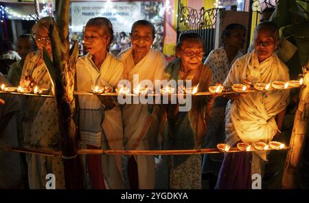 Ältere Frauen des Pramod Talukdar Memorial Old Age Home beleuchten Diya Öllampen, während sie Diwali feiern, in Guwahati, Indien am 1. November 2024. Diwali, A Stockfoto