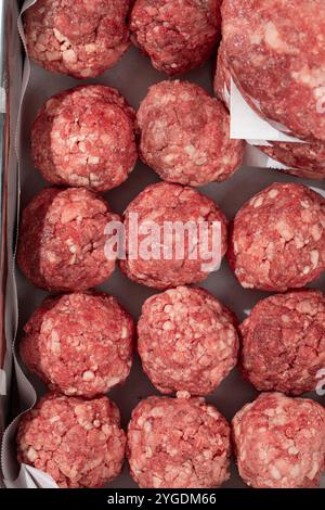 Halbfertige Schnitzel und Fleischbällchen Stockfoto