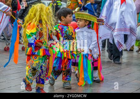 Kinder in bunten Kleidern während des religiösen Parade Festival Virgen Del Carmen in Cusco, Peru Stockfoto