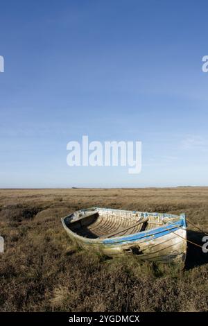 Verfallende Holzboot in der Bergkette in der Nähe von Brancaster Staithe, Norfolk, Großbritannien Stockfoto