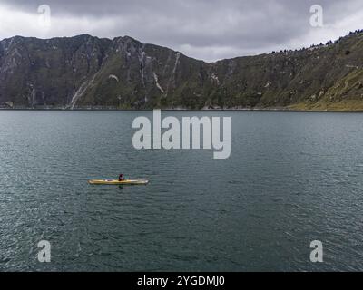 Kajaktour auf der Quilotoa Caldera mit See, Laguna Quilotoa, Provinz Cotopaxi, Ecuador, Südamerika Stockfoto