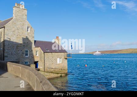 Restaurierte Lodberries entlang der Küste von Lerwick, Shetland Stockfoto