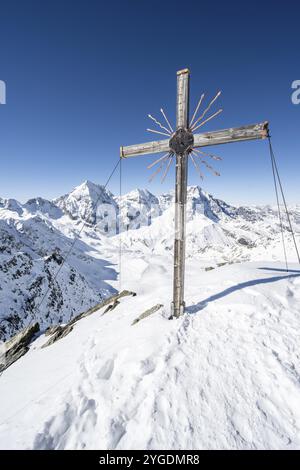 Gipfelkreuz auf dem Gipfel der Madritschspitze, Bergpanorama mit schneebedeckter Berglandschaft im Winter, Blick auf die Berggipfel Königsspi Stockfoto