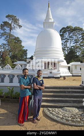 Sri-lankische Männer in der Chayathi Stupa im Tempel des Internationalen Buddhistischen Zentrums, Nuwara Eliya, Zentralprovinz, Sri Lanka, Asien Stockfoto