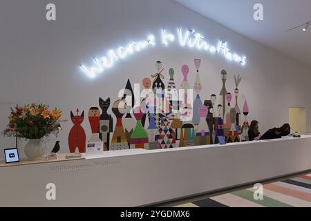 Rezeption im Vitra Haus, Wandbild mit Figuren, Architekten Herzog & de Meuron, Vitra Campus, weil am Rhein, Baden-Württemberg, Deutschland, Europa Stockfoto