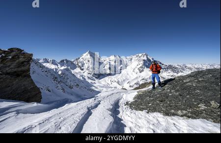 Skitouren zu Fuß auf dem Gipfel der Madritschspitze, Bergpanorama mit schneebedeckter Berglandschaft im Winter, Blick auf die Berggipfel Koe Stockfoto