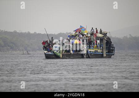 Überladene Fähre auf dem Kongo, in der Nähe von Tshumbiri, Provinz Mai-Ndombe, Demokratische Republik Kongo Stockfoto