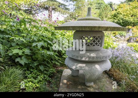 Steinlaterne mit der Inschrift, die das Licht des ewigen Friedens wirft, japanisches Tor oder japanisches Tor Tor, königliche Botanische Gärten (Kew Gardens), Stockfoto