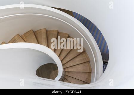 Moderne Wendeltreppe im Vitra Haus, Holztreppe, Architekten Herzog & de Meuron, Vitra Campus, weil am Rhein, Baden-Württemberg, Deutschland, Europa Stockfoto