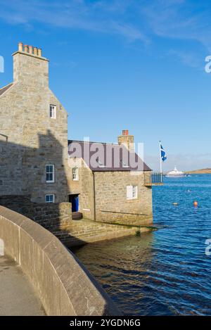 Restaurierte Lodberries entlang der Küste von Lerwick, Shetland Stockfoto