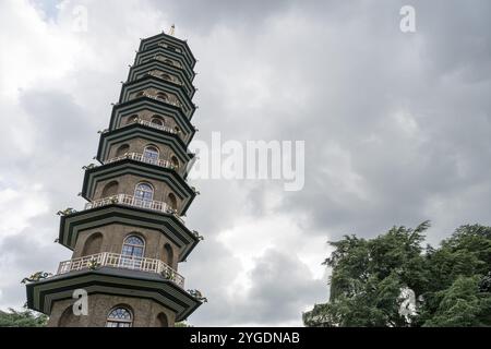 Seitenansicht der historischen Großen Pagode, Royal Botanic Gardens (Kew Gardens), UNESCO-Weltkulturerbe, Kew, Greater London, England, Großbritannien Stockfoto