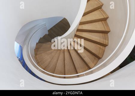 Moderne Wendeltreppe im Vitra Haus, Holztreppe, Architekten Herzog & de Meuron, Vitra Campus, weil am Rhein, Baden-Württemberg, Deutschland, Europa Stockfoto