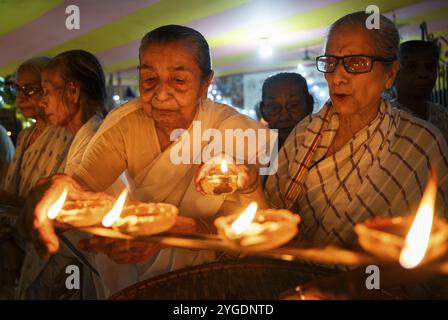 Ältere Frauen des Pramod Talukdar Memorial Old Age Home beleuchten Diya Öllampen, während sie Diwali feiern, in Guwahati, Indien am 1. November 2024. Diwali, A Stockfoto