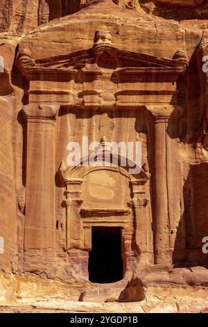 Petra, Wadi Musa, Jordanien Stein geschnitzte Renaissance Grab Fassade auf der Straße der Fassaden in berühmten historischen und archäologischen Stadt Stockfoto