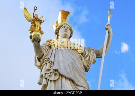 Statue von Pallas Athena in goldenem Helm in der Nähe des Parlaments, Wien, Österreich, Europa Stockfoto