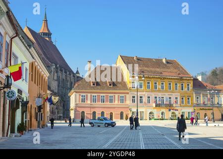 Brasov, Rumänien, 24. März 2015: Ratsplatz, Piata Sfatului und Schwarze Kirche in der Innenstadt von Brasov, Menschen in der Nähe, Europa Stockfoto