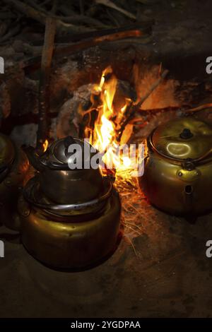 Ein paar Teekannen mit Beduinentee, Wasserkocher am Lagerfeuer nachts, Jordanien, Wadi Rum, Asien Stockfoto