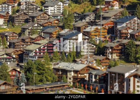 Zermatt, Schweiz, 7. Oktober 2019: Stadtansicht im berühmten schweizer Skigebiet, farbenfrohe traditionelle Häuser, Schweizer Alpen, Europa Stockfoto