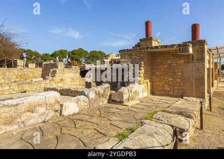 Knossos, Griechenland, 27. April 2019: Besucher besuchen das Wahrzeichen Kretas, Ruinen des minoischen Palastes, Europa Stockfoto