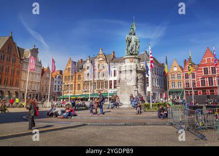 Brügge, Belgien, 10. April 2016: Marktplatz oder Grote Markt mit bunten traditionellen Häusern, Statue von Jan Breydel und Pieter de Coninck, Peo Stockfoto