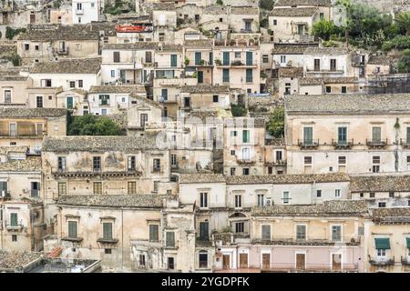 Typische alte und malerische Stadthäuser auf einem Hügel in Italien in der Stadt Modica auf Sizilien Stockfoto