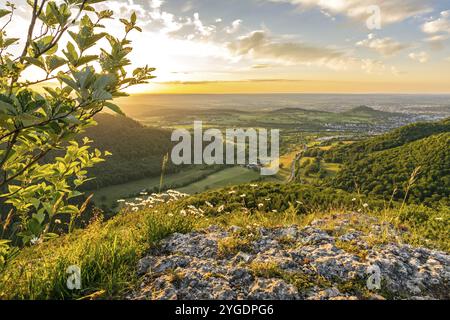 Dramatischer Sonnenuntergang über Felsvorsprung in den Schwäbischen Alpen in Süddeutschland Stockfoto