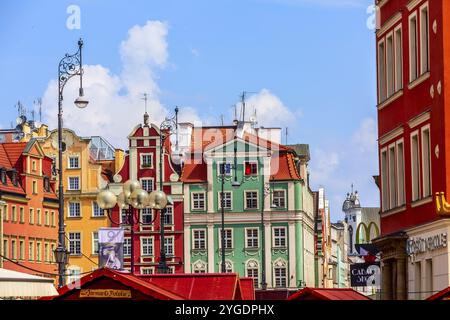 Breslau, Polen, 21. Juni 2019: Old Town Rynek Market Square mit Straßenlaterne und bunten Häusern, Europa Stockfoto